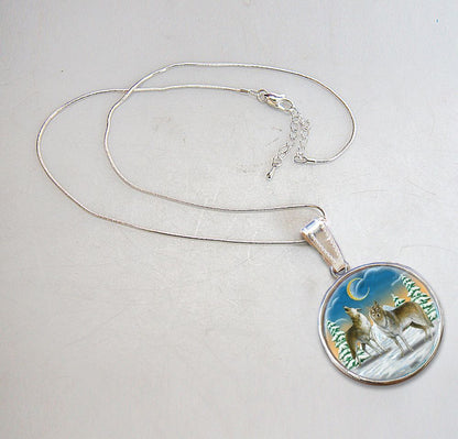 Wolves Howling Round Silver-Plated Mother of Pearl Jewelry Pendant Necklace - 44040