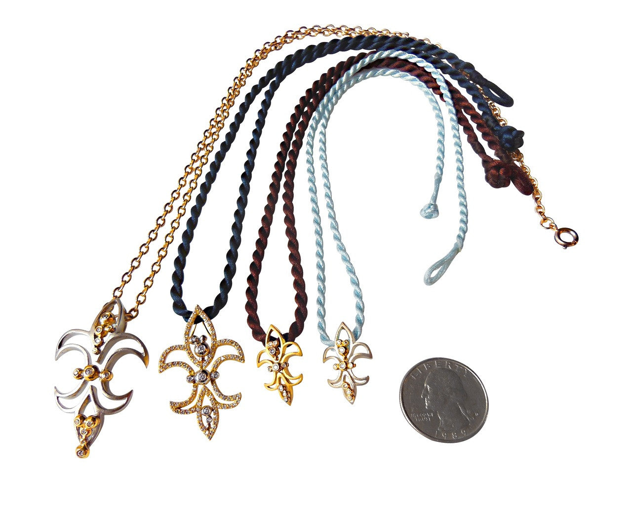 Fleur de Lis Pendant / Necklace, 18K Gold with diamonds.