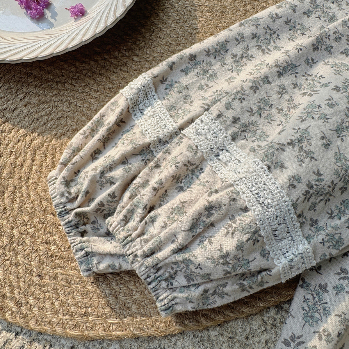 Arrival Autumn Girls Cute Flowers and Lace Embroidery Pattern Long Sleeves Crew Neck Dress-2