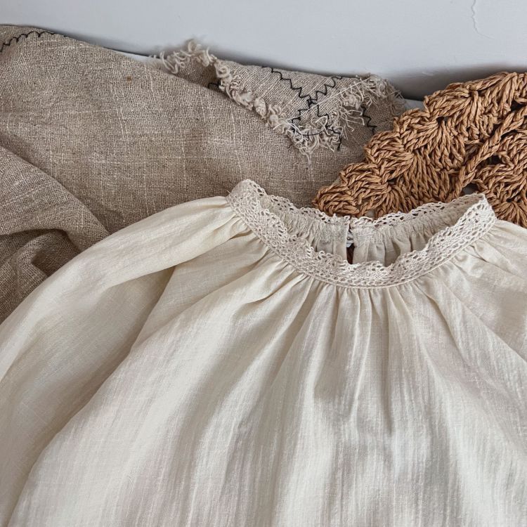 Baby Girls Solid Color Lace Patchwork Design O-Neck Long-Sleeved Tops